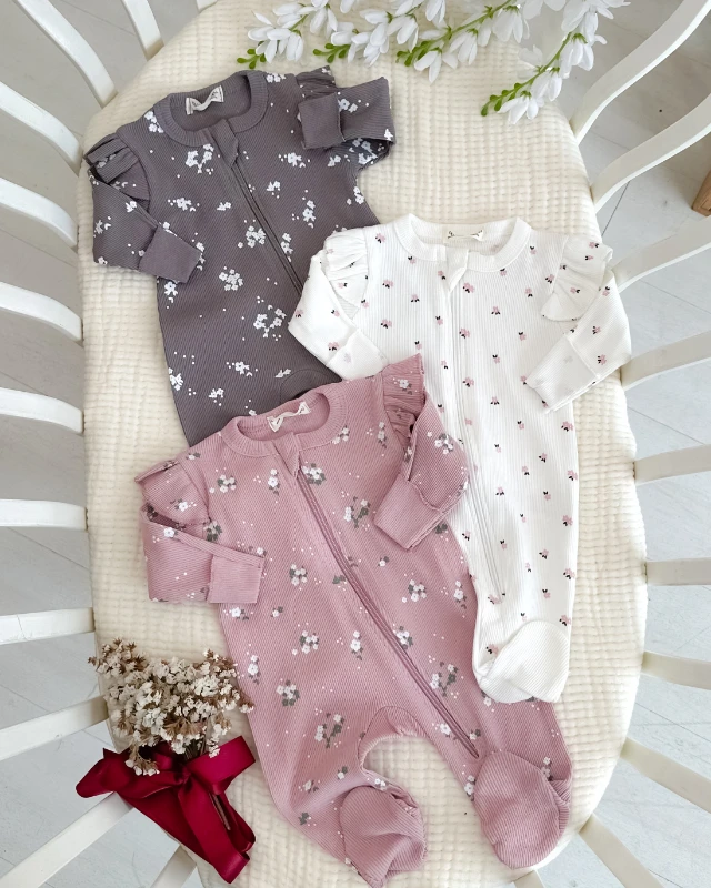 Minik çiçekler desen fırfır kol detaylı boydan fermuarlı kendinden eldivenli 3lü tulum set 