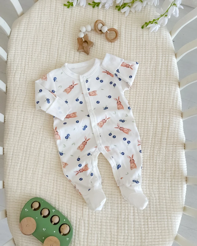 Tavşan ve yaban mersini baskılı boydan çıtçıtlı kendinden eldivenli ayaklı tulum