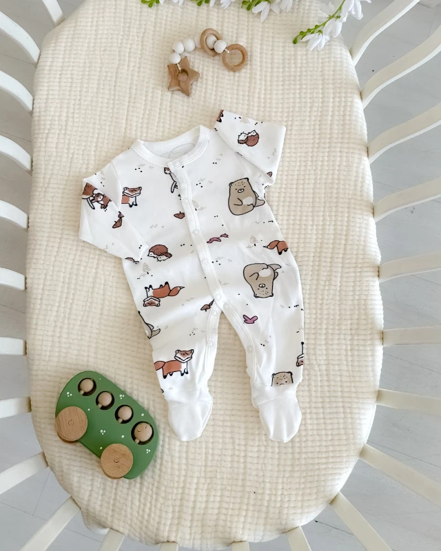 Tilki ve arkadaşları baskılı boydan çıtçıtlı kendinden eldivenli ayaklı tulum