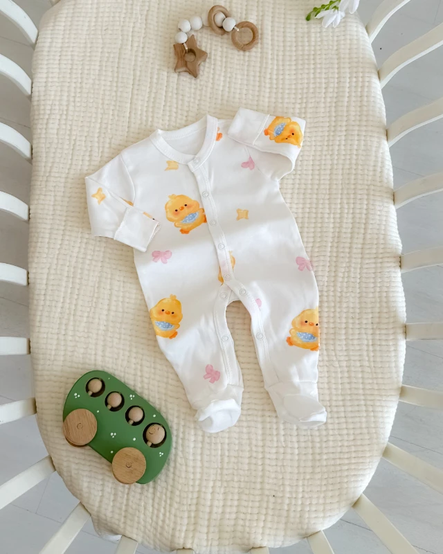 Tombul civciv baskılı boydan çıtçıtlı kendinden eldivenli ayaklı tulum