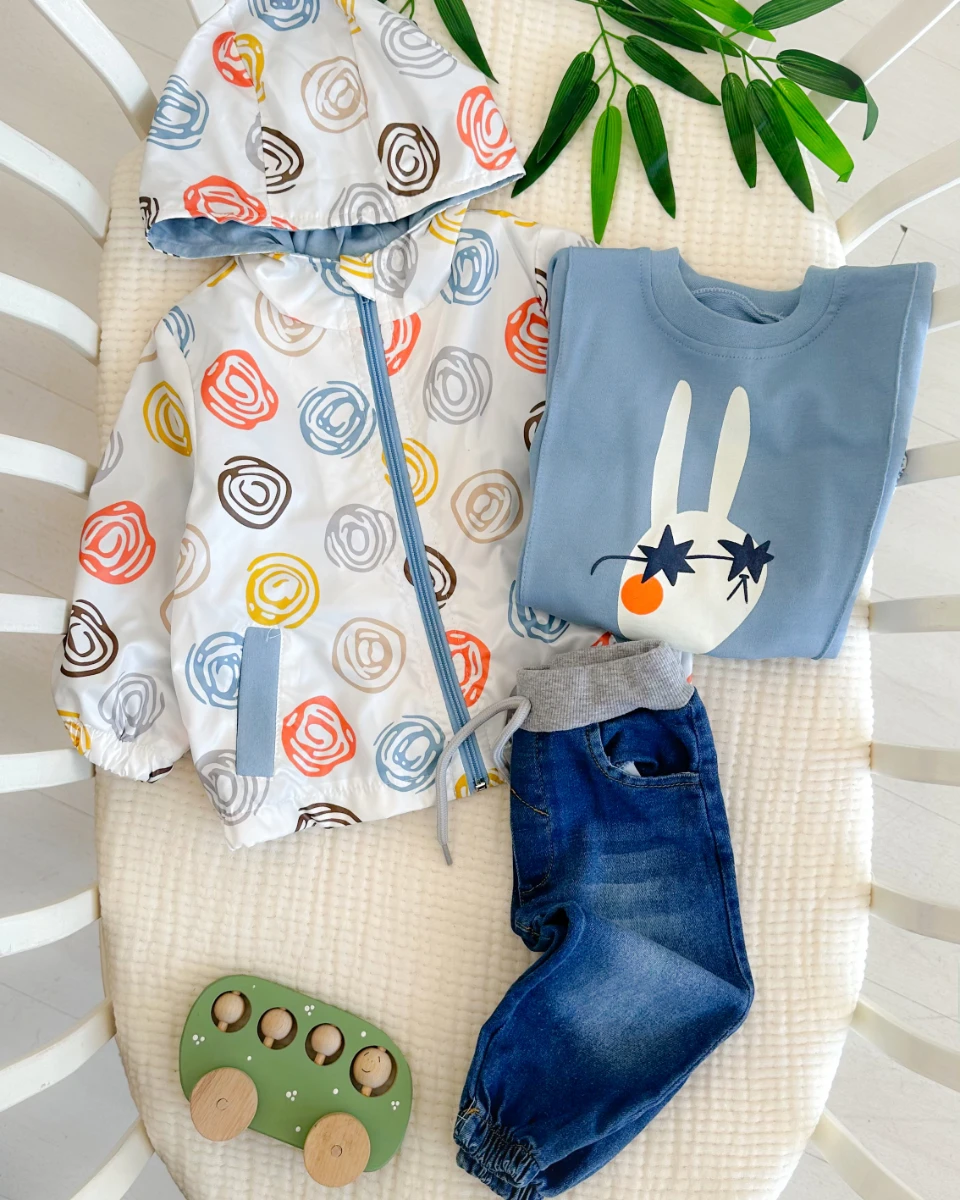 Şaşkın tavşan desenli yağmurluklu kot pantolonlü mevsimlik 3lü bebe takım