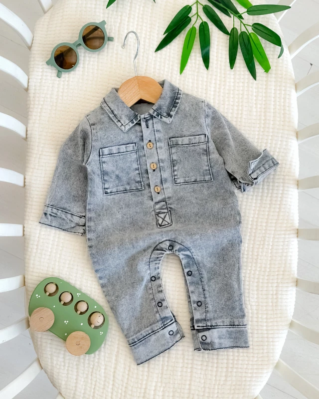 Düğme detay alttan çıtçıtlı iki cepli bebe kot tulum 