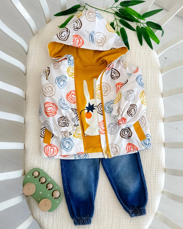 Şaşkın tavşan desenli yağmurluklu kot pantolonlü mevsimlik 3lü bebe takım