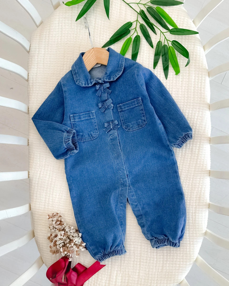 Bebe yaka çıtçıtta fiyonk detaylı mevsimlik kız kot tulum