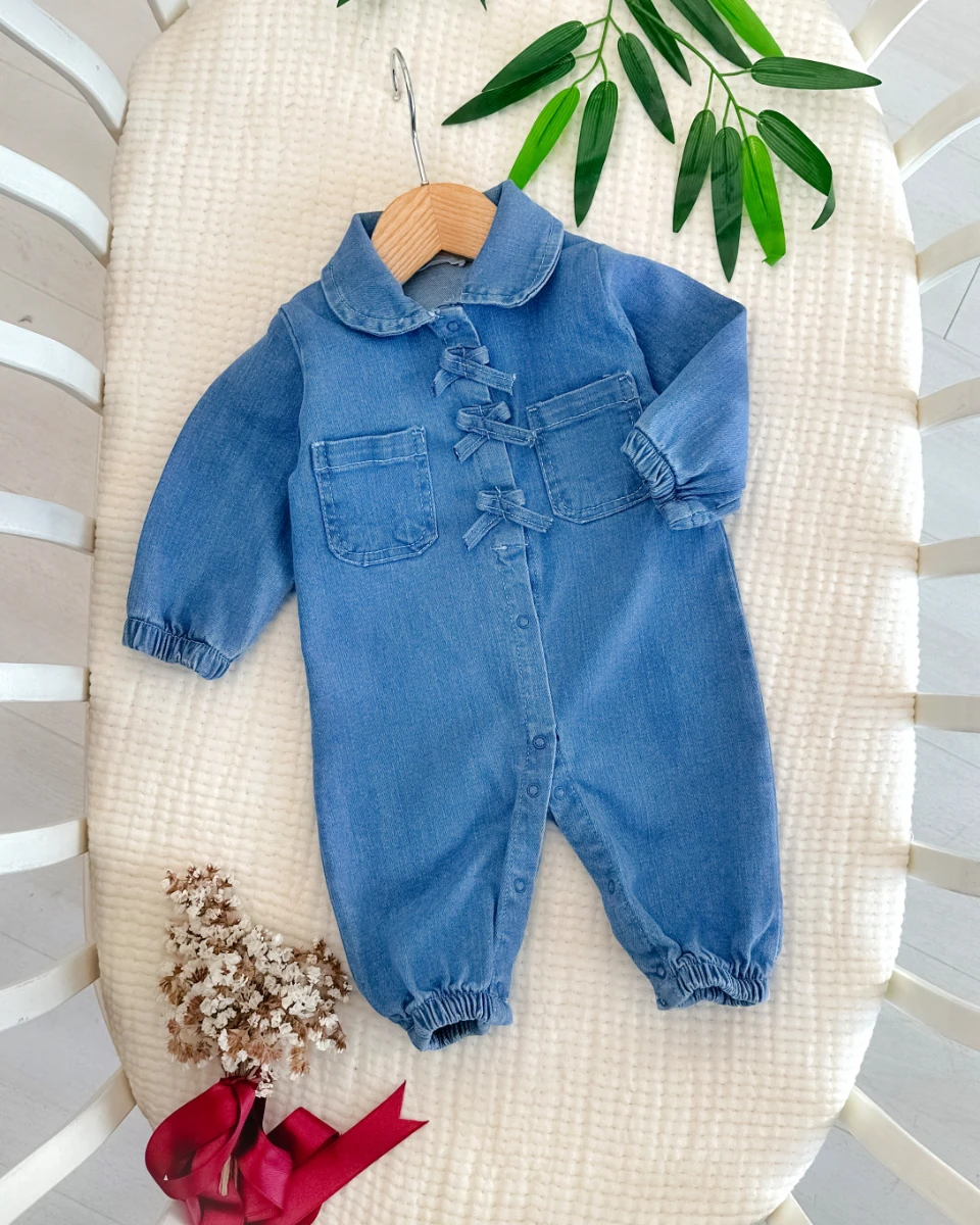 Bebe yaka çıtçıtta fiyonk detaylı mevsimlik kız kot tulum