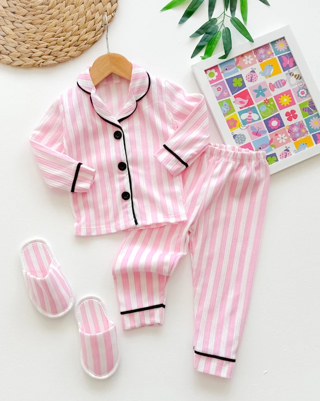 Çizgili desen terlikli mevsimlik 3 parça  pijama set 